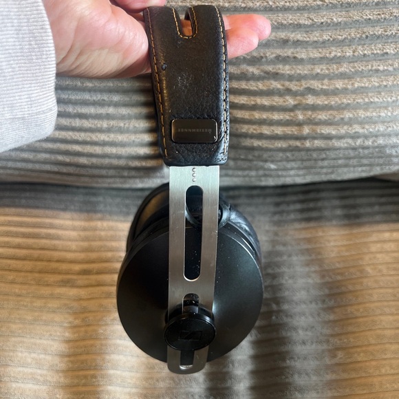 Sennheiser Momentum M2 AEBT Wireless Over Ear Noise Cancelling Headphones - Picture 3 of 8